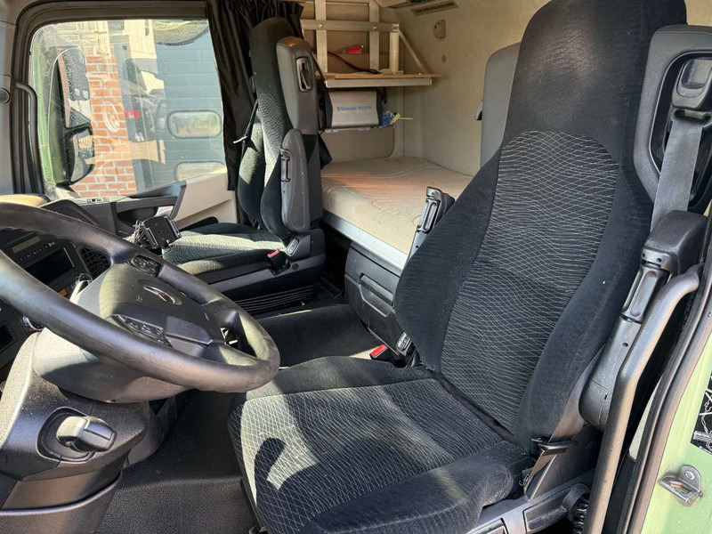 Interior photo 2: Tractor unit Mercedes-Benz Actros 1936 4X2 Streamspace Xenon NL Truck