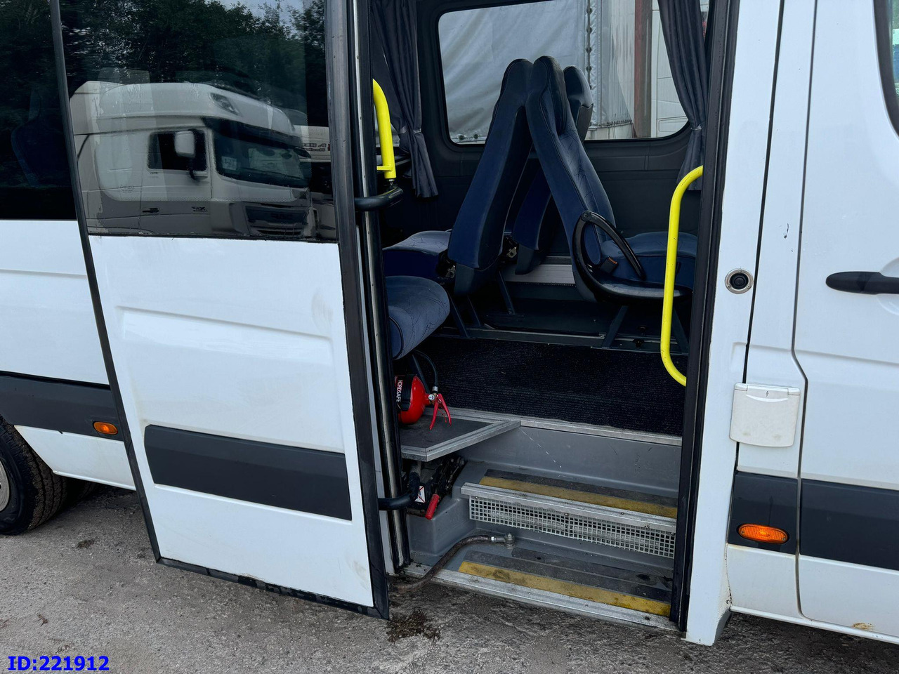 MERCEDES-BENZ Sprinter 518 VIP 17-Place - Coach: picture 5 MERCEDES-BENZ Sprinter 518 VIP 17-Place - Coach: picture 5