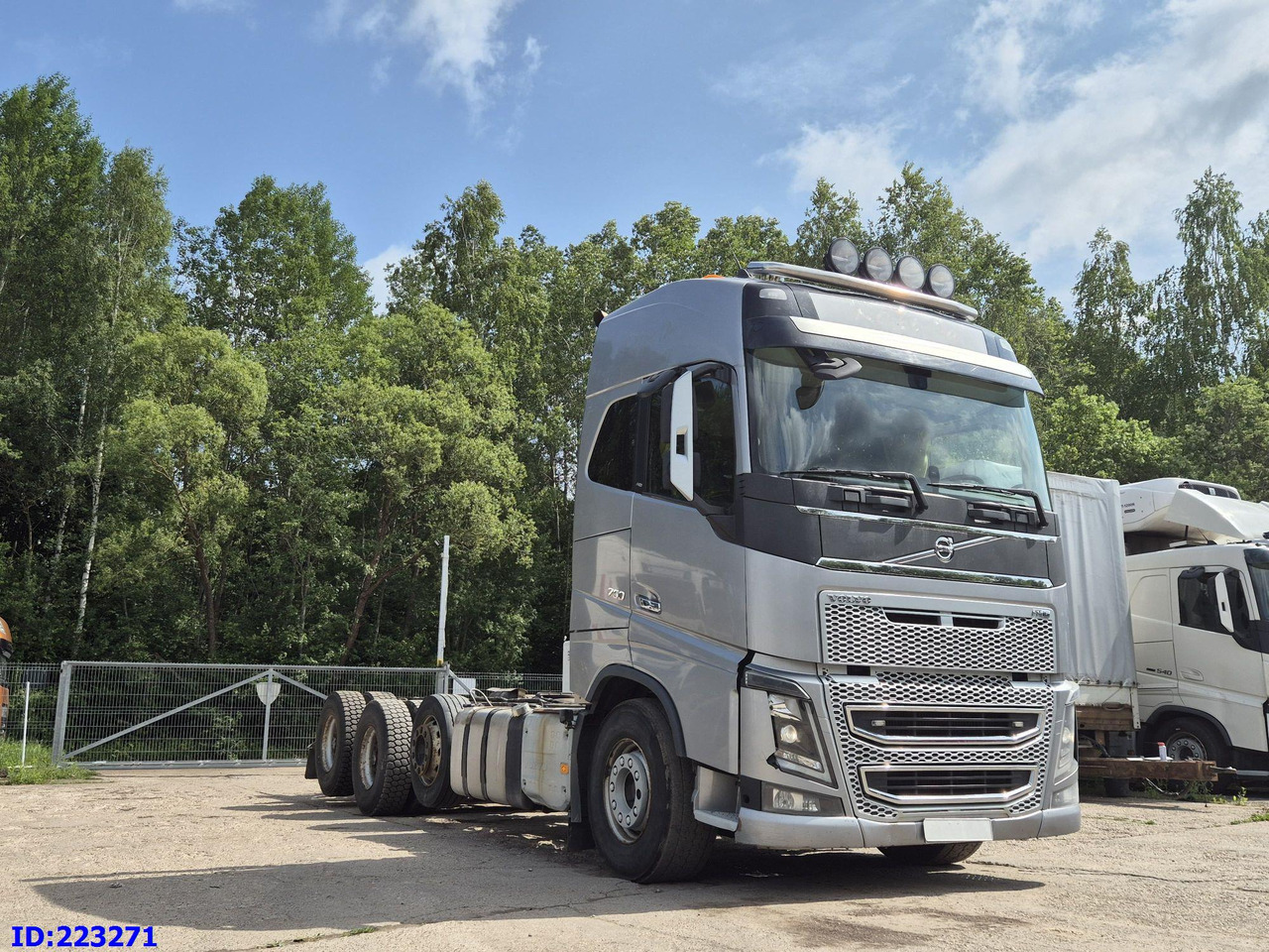 VOLVO FH16 750HP 8x4 (Steering axle / 2 axles lifting) - Cab chassis truck: picture 4 VOLVO FH16 750HP 8x4 (Steering axle / 2 axles lifting) - Cab chassis truck: picture 4