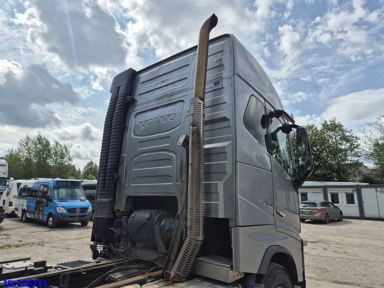 VOLVO FH16 750HP 8x4 (Steering axle / 2 axles lifting) - Cab chassis truck: picture 5 VOLVO FH16 750HP 8x4 (Steering axle / 2 axles lifting) - Cab chassis truck: picture 5