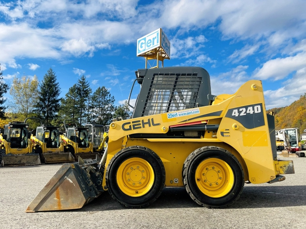 Gehl SL4240 (4090) - Skid steer loader: picture 1 Gehl SL4240 (4090) - Skid steer loader: picture 1