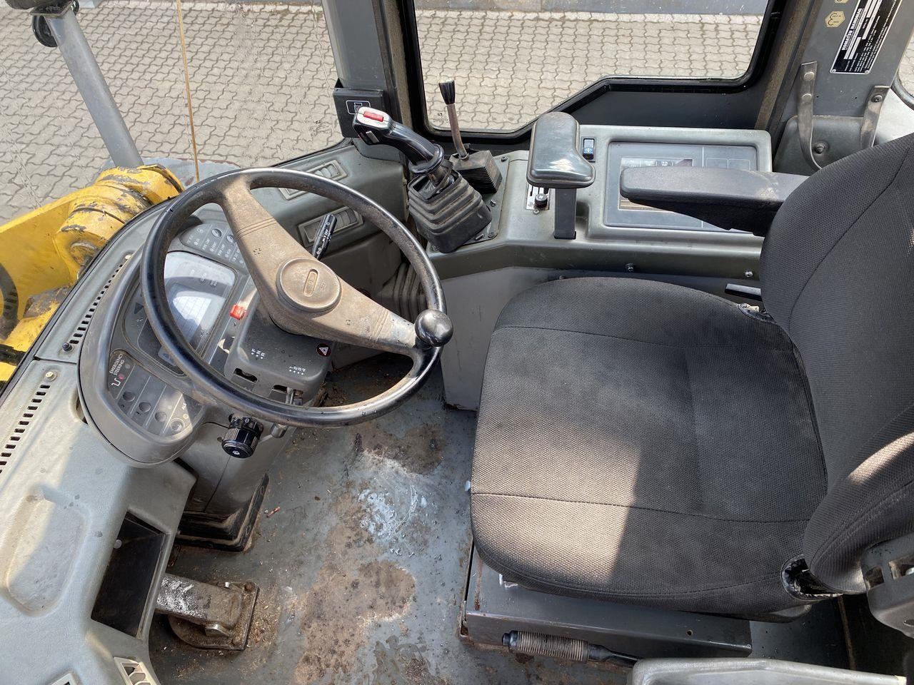Komatsu WA270-3 - Wheel loader: picture 3 Komatsu WA270-3 - Wheel loader: picture 3