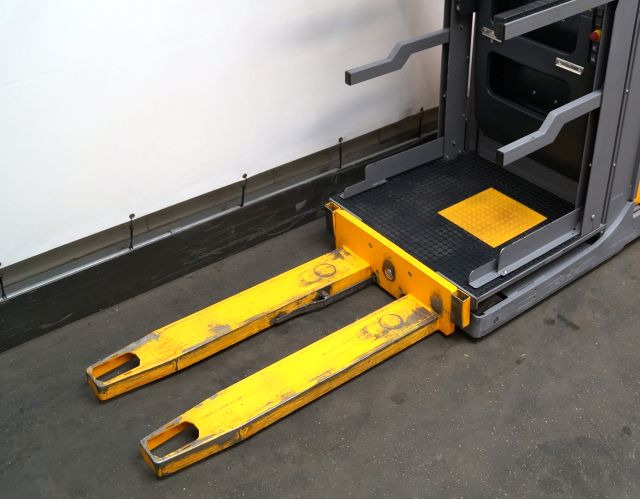 Jungheinrich EKS110 - Order picker: picture 3 Jungheinrich EKS110 - Order picker: picture 3