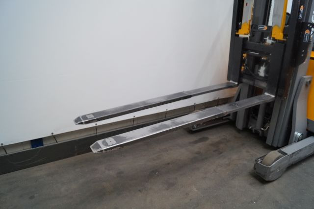 Reach truck Jungheinrich ETV216: picture 6