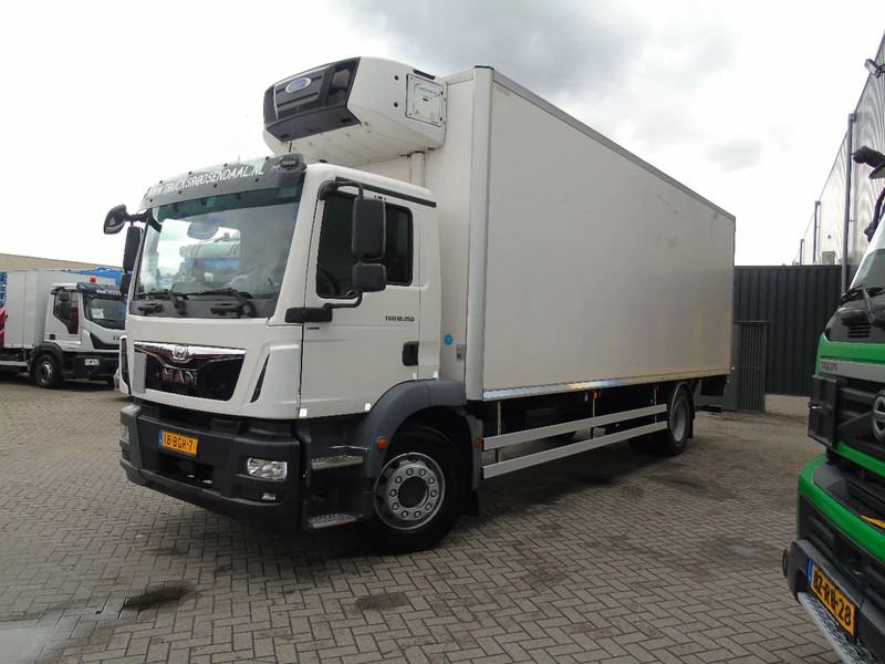 MAN TGM 18.250 + carrier supra 850 + euro 6 + lift + 19T - Refrigerator truck: picture 2 MAN TGM 18.250 + carrier supra 850 + euro 6 + lift + 19T - Refrigerator truck: picture 2