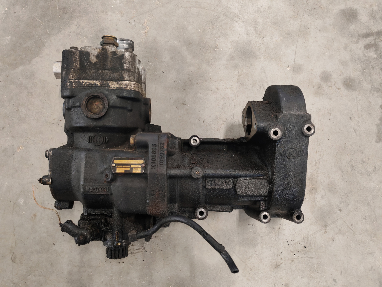 MAN TGS TGX EURO6 / D2676LF / KNORR AIR COMPRESSOR / 51540007174 - Air brake compressor: picture 2 MAN TGS TGX EURO6 / D2676LF / KNORR AIR COMPRESSOR / 51540007174 - Air brake compressor: picture 2