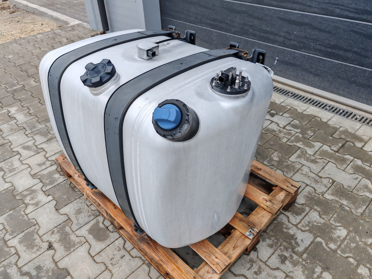 MERCEDES-BENZ ACTROS MP4 / FUEL & ADBLUE TANK / 300L - Fuel tank: picture 4 MERCEDES-BENZ ACTROS MP4 / FUEL & ADBLUE TANK / 300L - Fuel tank: picture 4