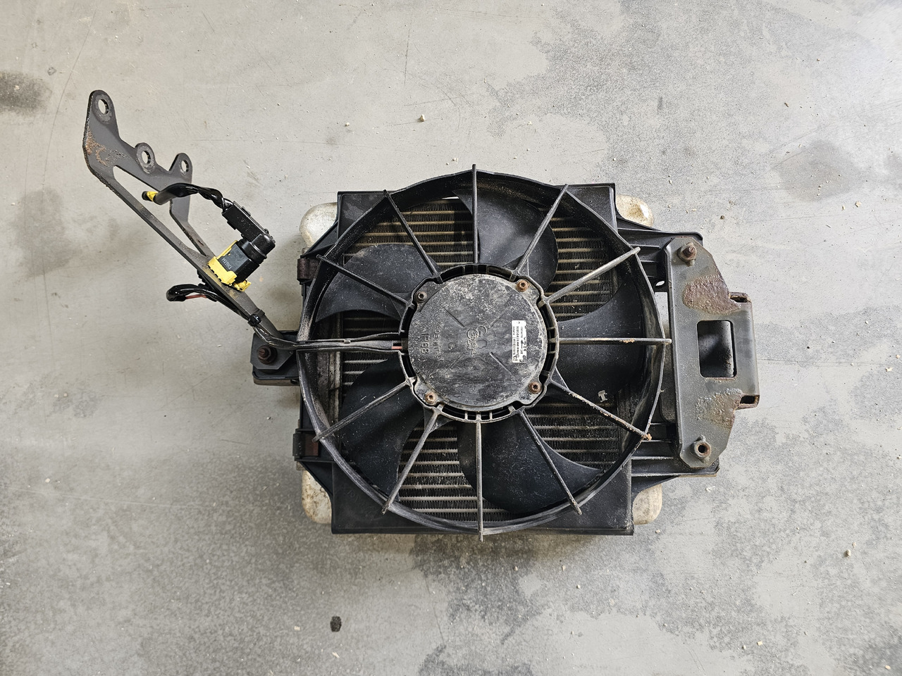 MERCEDES-BENZ ACTROS MP4 / OIL RADIATOR / A9605001601 - Oil cooler: picture 3 MERCEDES-BENZ ACTROS MP4 / OIL RADIATOR / A9605001601 - Oil cooler: picture 3