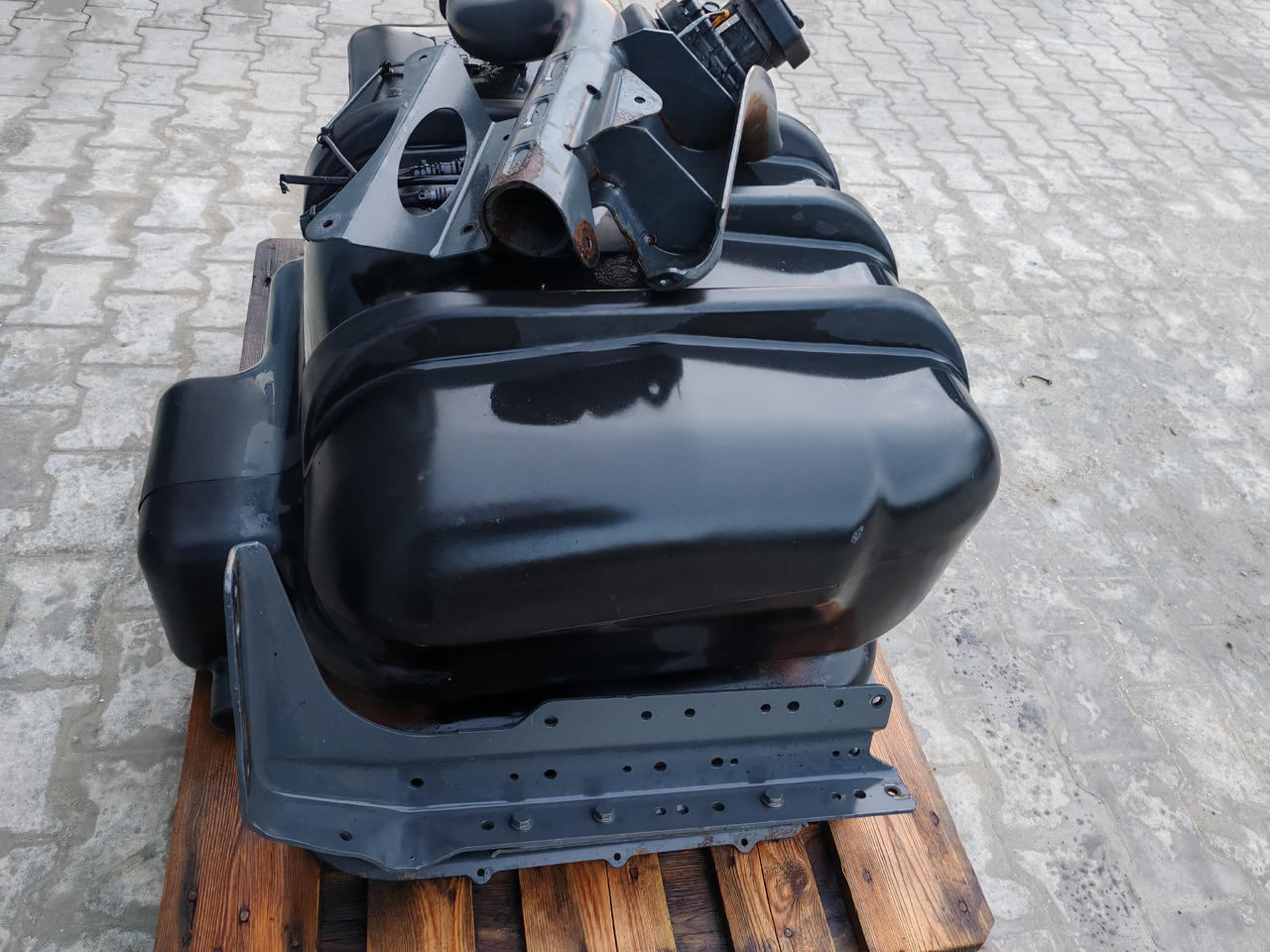 MERCEDES-BENZ ATEGO MP4 EURO6 / COMPLETE FUEL TANK / 180L / A9674710001 - Fuel tank: picture 4 MERCEDES-BENZ ATEGO MP4 EURO6 / COMPLETE FUEL TANK / 180L / A9674710001 - Fuel tank: picture 4