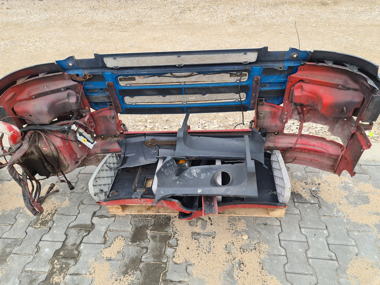 SCANIA P / BUMPER STEPS LAMPS SET / WORLDWIDE DELIVERY - Bumper: picture 4 SCANIA P / BUMPER STEPS LAMPS SET / WORLDWIDE DELIVERY - Bumper: picture 4
