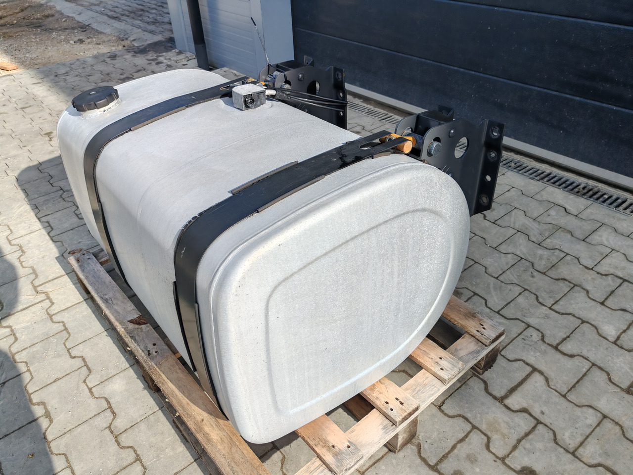 VOLVO RENAULT / ALU FUEL TANK / 103x67x56 LOW/ 315L - Fuel tank: picture 3 VOLVO RENAULT / ALU FUEL TANK / 103x67x56 LOW/ 315L - Fuel tank: picture 3