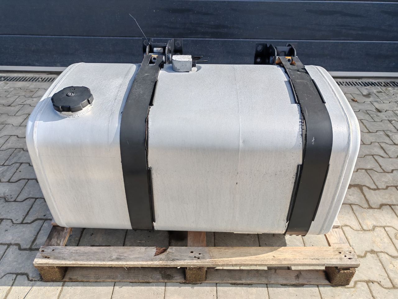 VOLVO RENAULT / ALU FUEL TANK / 103x67x56 LOW/ 315L - Fuel tank: picture 2 VOLVO RENAULT / ALU FUEL TANK / 103x67x56 LOW/ 315L - Fuel tank: picture 2