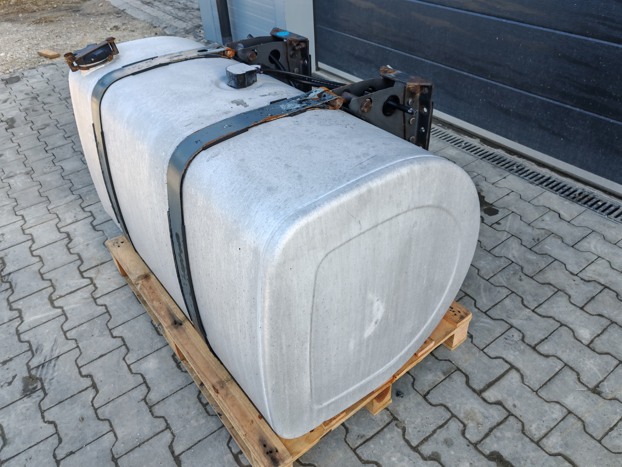 VOLVO RENAULT / ALU FUEL TANK / 125x69x71 / 510L / 21821397 - Fuel tank: picture 4 VOLVO RENAULT / ALU FUEL TANK / 125x69x71 / 510L / 21821397 - Fuel tank: picture 4