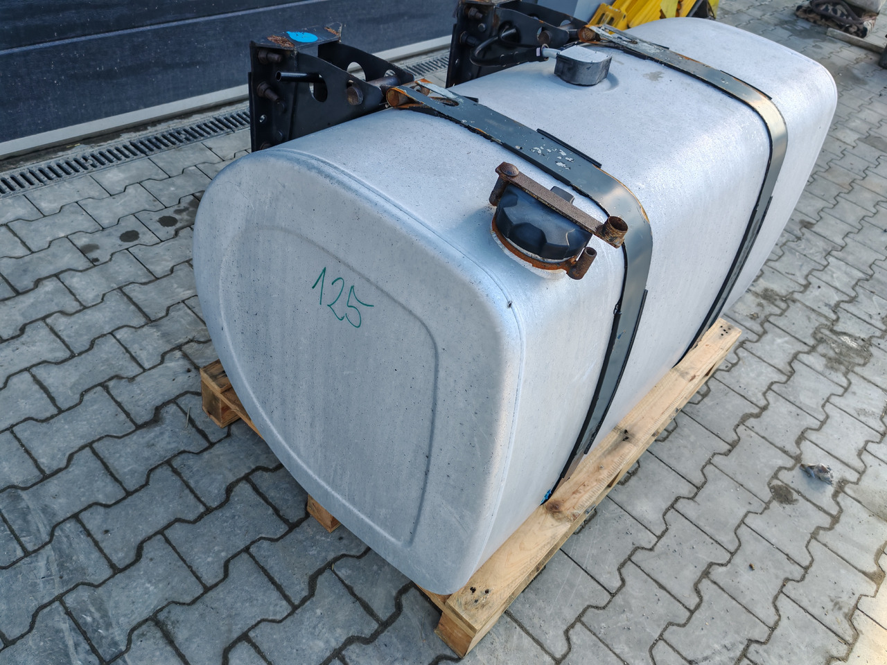 VOLVO RENAULT / ALU FUEL TANK / 125x69x71 / 510L / 21821397 - Fuel tank: picture 3 VOLVO RENAULT / ALU FUEL TANK / 125x69x71 / 510L / 21821397 - Fuel tank: picture 3