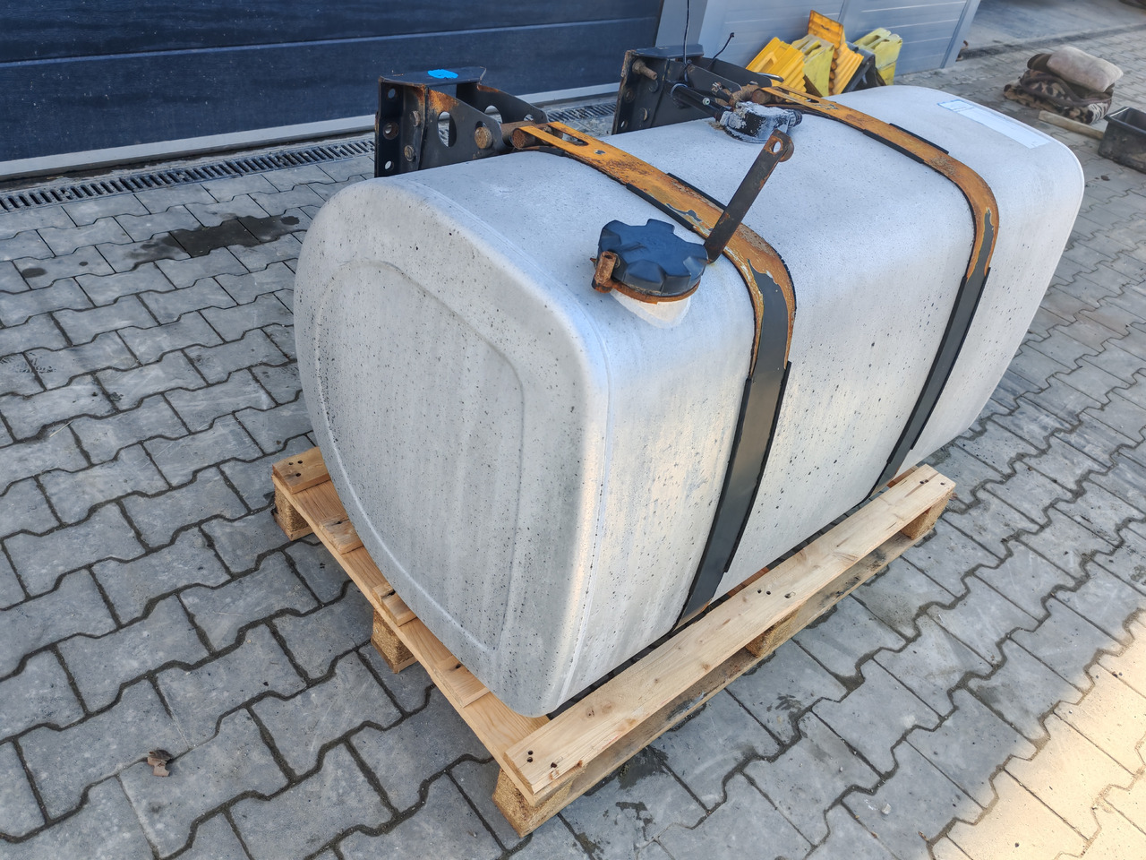 VOLVO RENAULT / ALU FUEL TANK / 126x69x71 / 510L / 20723636 - Fuel tank: picture 3 VOLVO RENAULT / ALU FUEL TANK / 126x69x71 / 510L / 20723636 - Fuel tank: picture 3