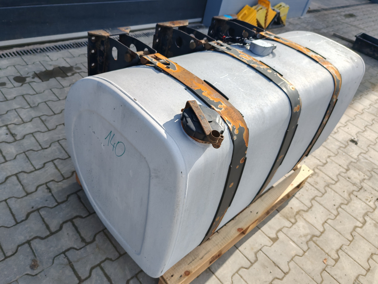 VOLVO RENAULT / ALU FUEL TANK 143x69x71 / 570L / 20503509 - Fuel tank: picture 3 VOLVO RENAULT / ALU FUEL TANK 143x69x71 / 570L / 20503509 - Fuel tank: picture 3