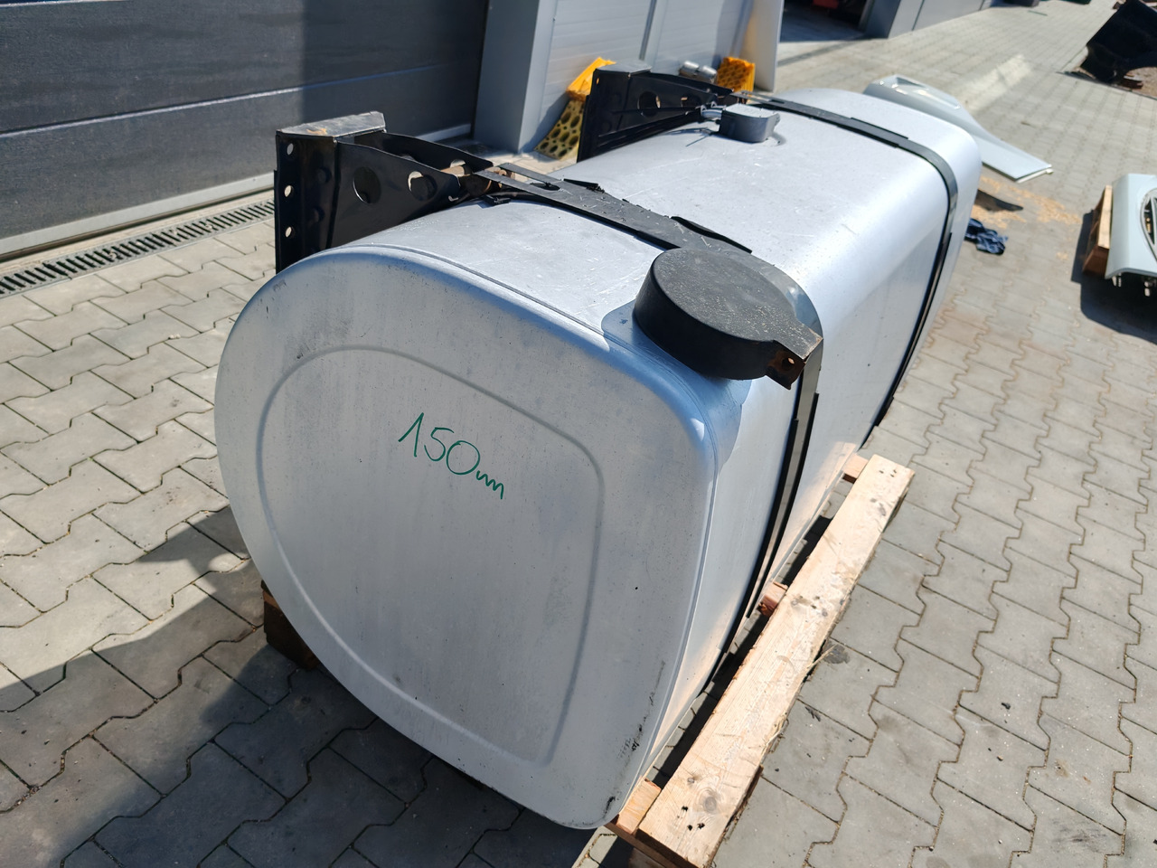 VOLVO RENAULT / ALU FUEL TANK / 153x69x71 / 610L / 21516454 - Fuel tank: picture 4 VOLVO RENAULT / ALU FUEL TANK / 153x69x71 / 610L / 21516454 - Fuel tank: picture 4