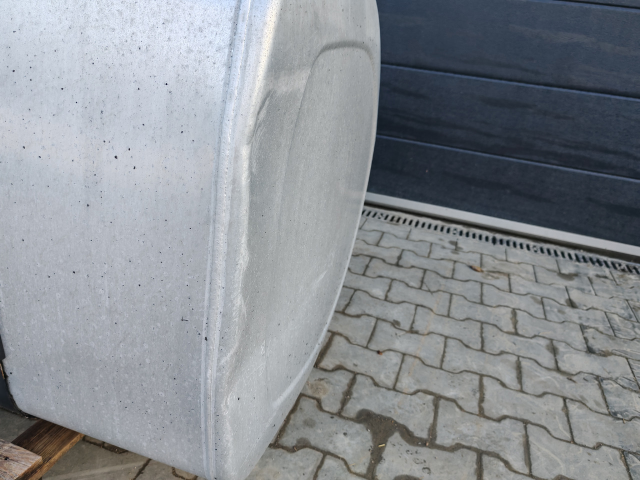 VOLVO RENAULT / ALU FUEL TANK / 162x68x71 / 650L / 21516455 - Fuel tank: picture 5 VOLVO RENAULT / ALU FUEL TANK / 162x68x71 / 650L / 21516455 - Fuel tank: picture 5