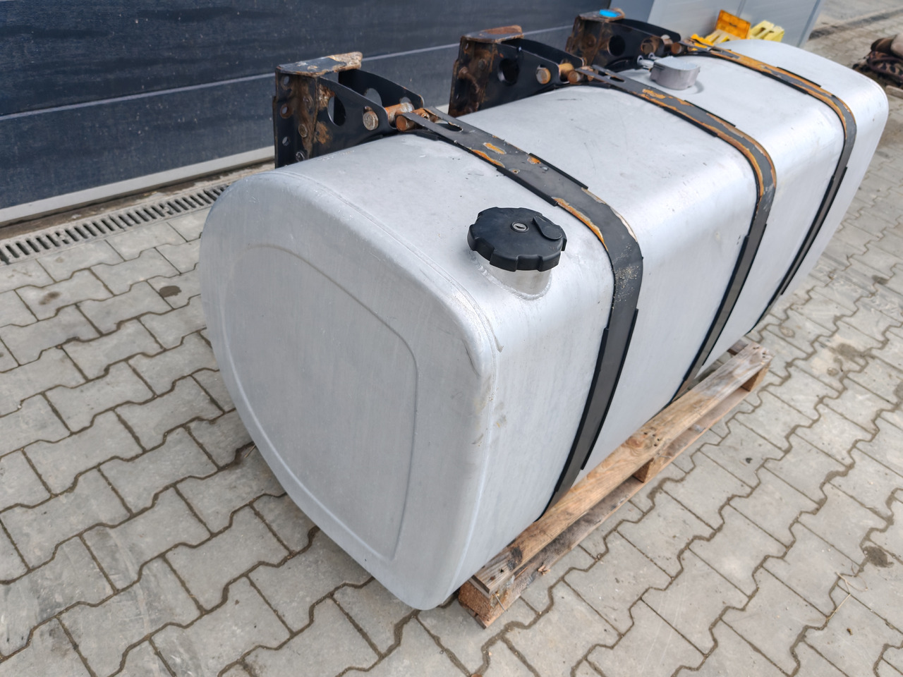VOLVO RENAULT / ALU FUEL TANK / 163x69x71 / 650L / 20503511 - Fuel tank: picture 3 VOLVO RENAULT / ALU FUEL TANK / 163x69x71 / 650L / 20503511 - Fuel tank: picture 3