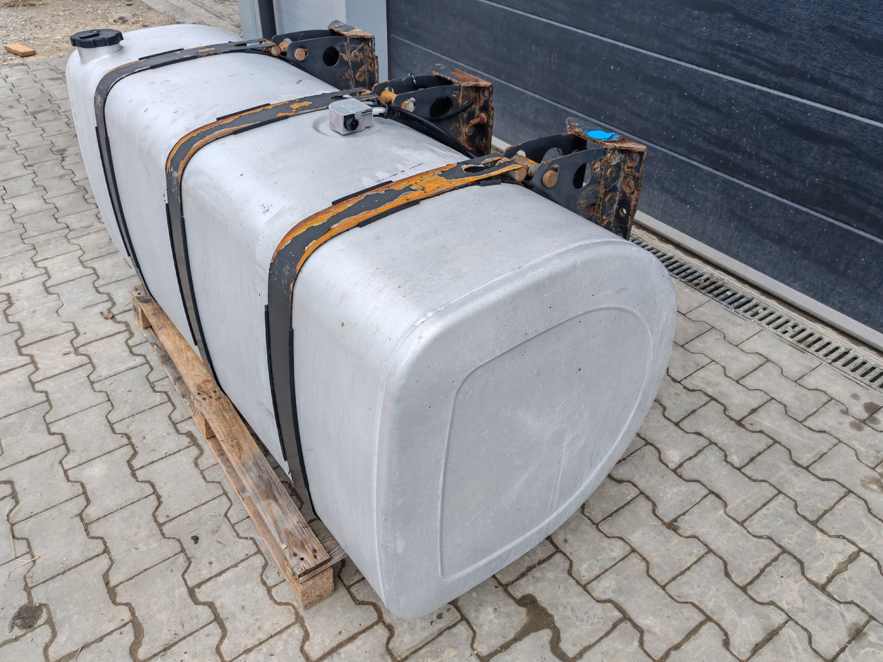VOLVO RENAULT / ALU FUEL TANK / 163x69x71 / 650L / 20503511 - Fuel tank: picture 4 VOLVO RENAULT / ALU FUEL TANK / 163x69x71 / 650L / 20503511 - Fuel tank: picture 4