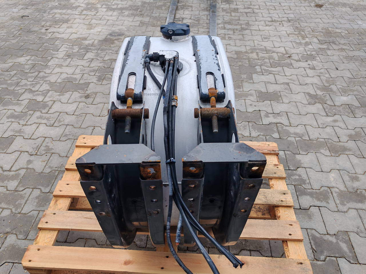 VOLVO RENAULT / ALU FUEL TANK / 43x71x69 / 165L / 20503502 - Fuel tank: picture 5 VOLVO RENAULT / ALU FUEL TANK / 43x71x69 / 165L / 20503502 - Fuel tank: picture 5