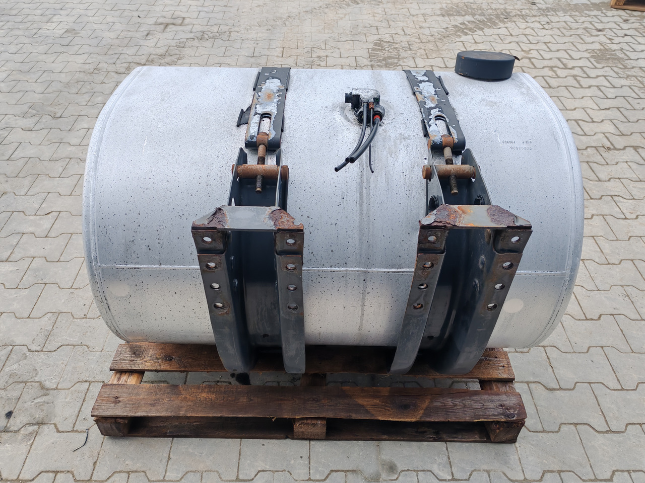 VOLVO RENAULT / COMPLETE FUEL TANK / 445L / 110x70x70 / 20503506 - Fuel tank: picture 5 VOLVO RENAULT / COMPLETE FUEL TANK / 445L / 110x70x70 / 20503506 - Fuel tank: picture 5