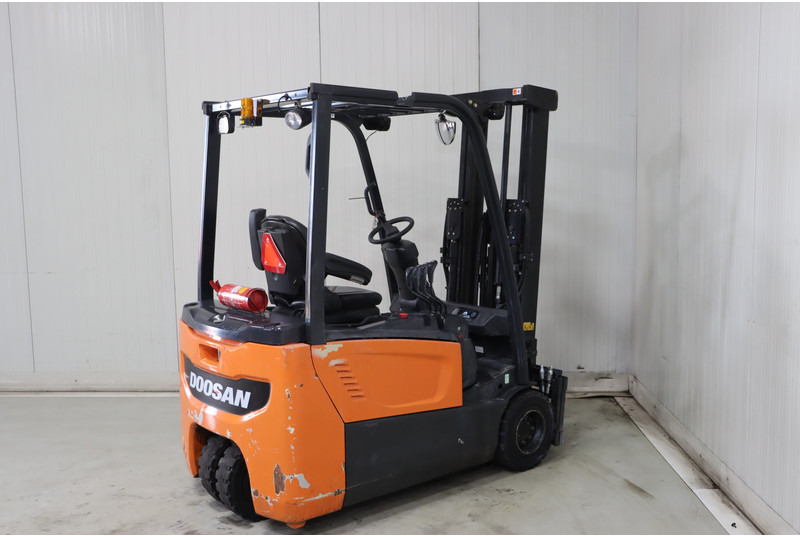 Doosan B20T-7 - Electric forklift: picture 2 Doosan B20T-7 - Electric forklift: picture 2