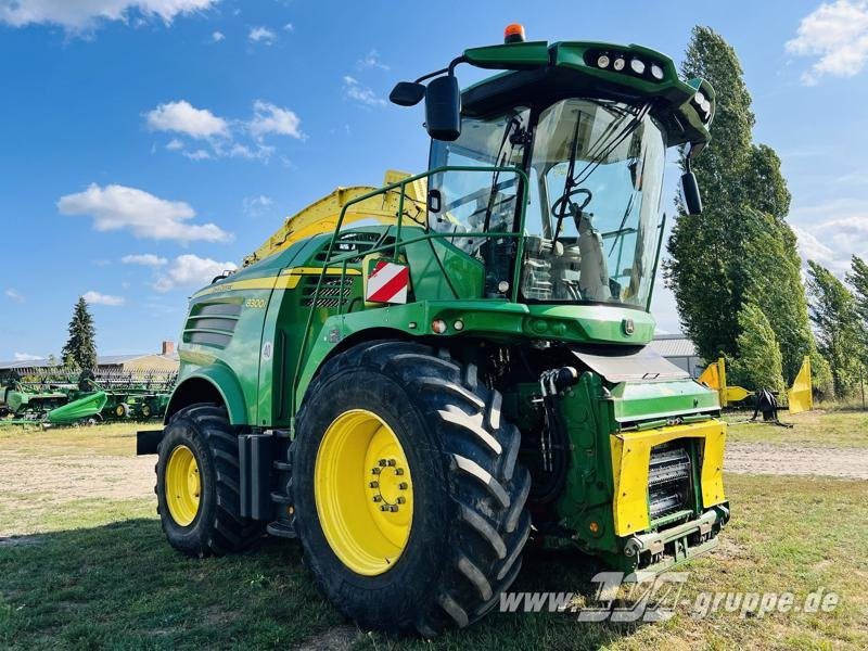 Farm tractor John Deere 8300: picture 8