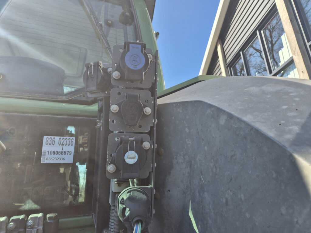 Farm tractor FENDT 828: picture 8