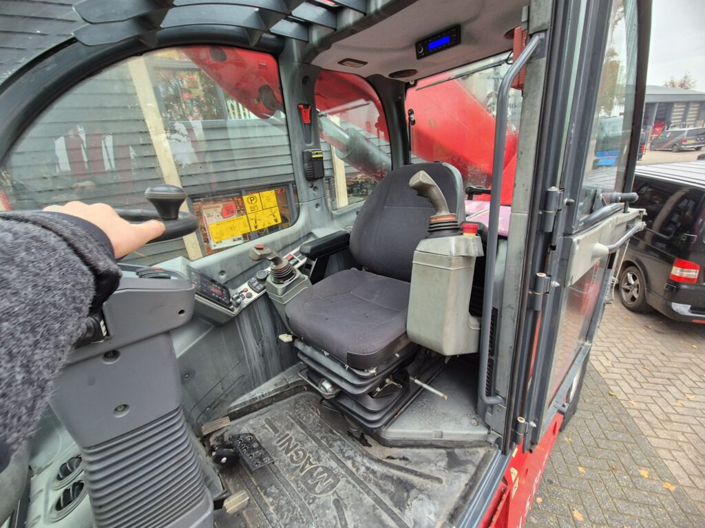 Telescopic handler MAGNI RTH 5.25 SH: picture 10