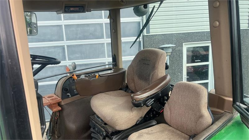 Farm tractor John Deere 8230 Med frontlift: picture 6 Farm tractor John Deere 8230 Med frontlift: picture 6