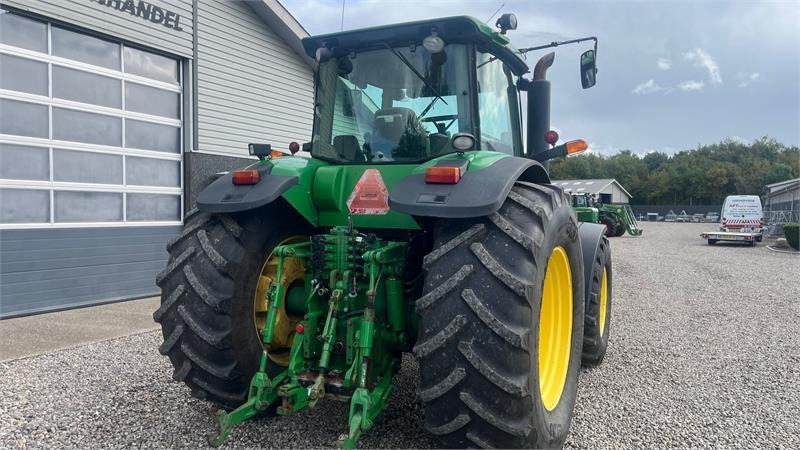 Farm tractor John Deere 8230 Med frontlift: picture 15 Farm tractor John Deere 8230 Med frontlift: picture 15