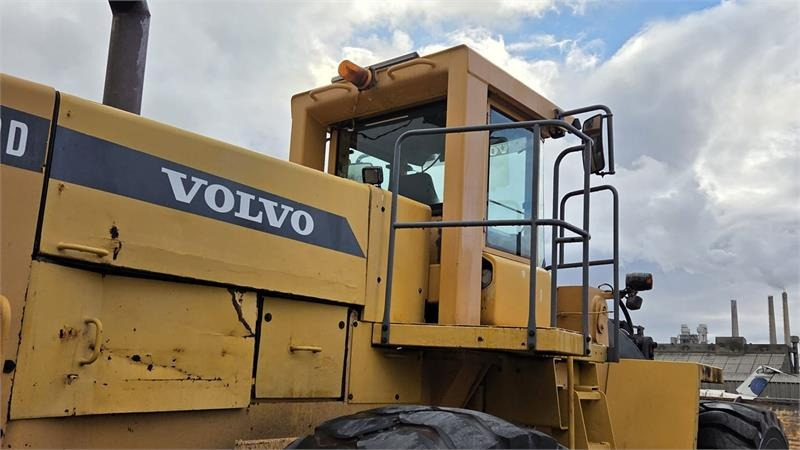 Volvo 330D med skovl  - Wheel loader: picture 3 Volvo 330D med skovl  - Wheel loader: picture 3