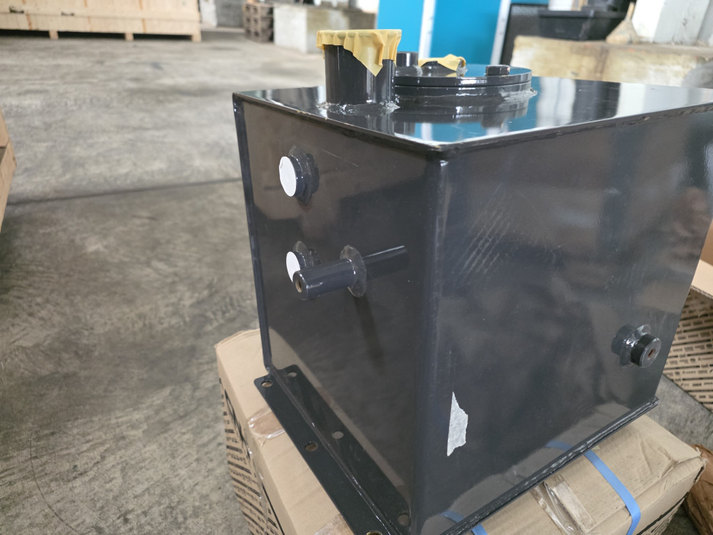 Case 31MJ-01016CG - 31MJ-01016 - Hydraulic tank for Construction machinery: picture 2 Case 31MJ-01016CG - 31MJ-01016 - Hydraulic tank for Construction machinery: picture 2