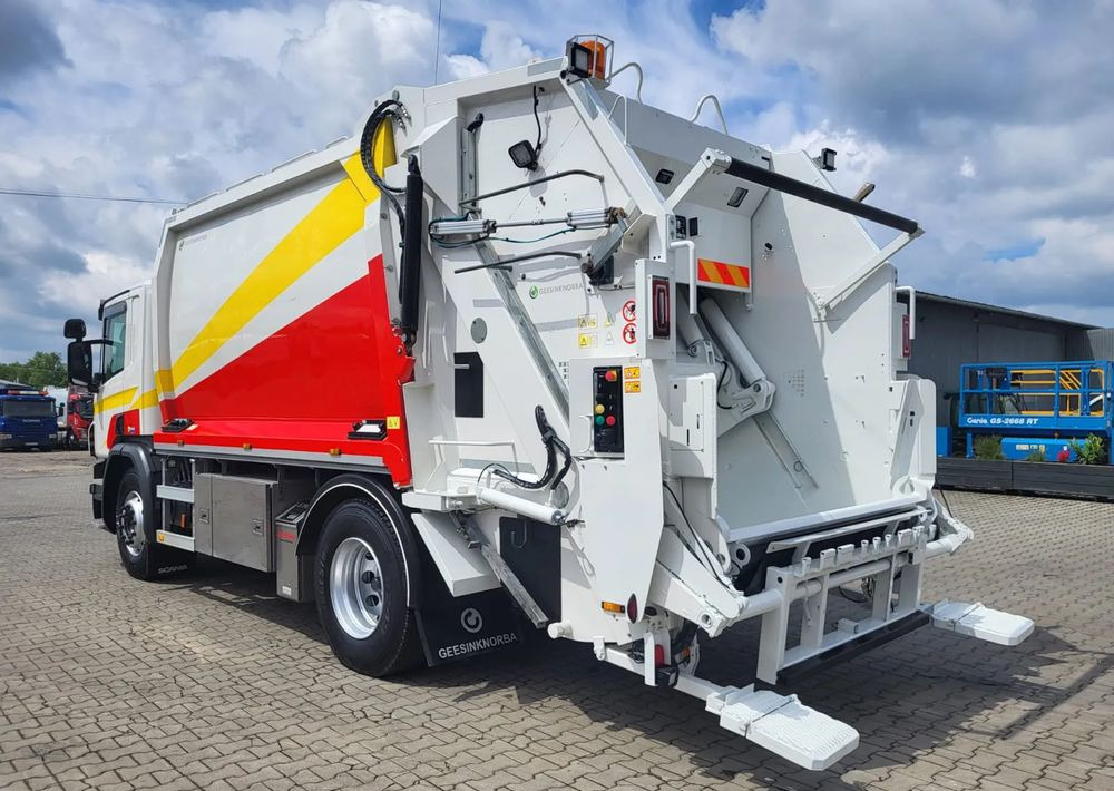 Scania P320 - Garbage truck: picture 4 Scania P320 - Garbage truck: picture 4