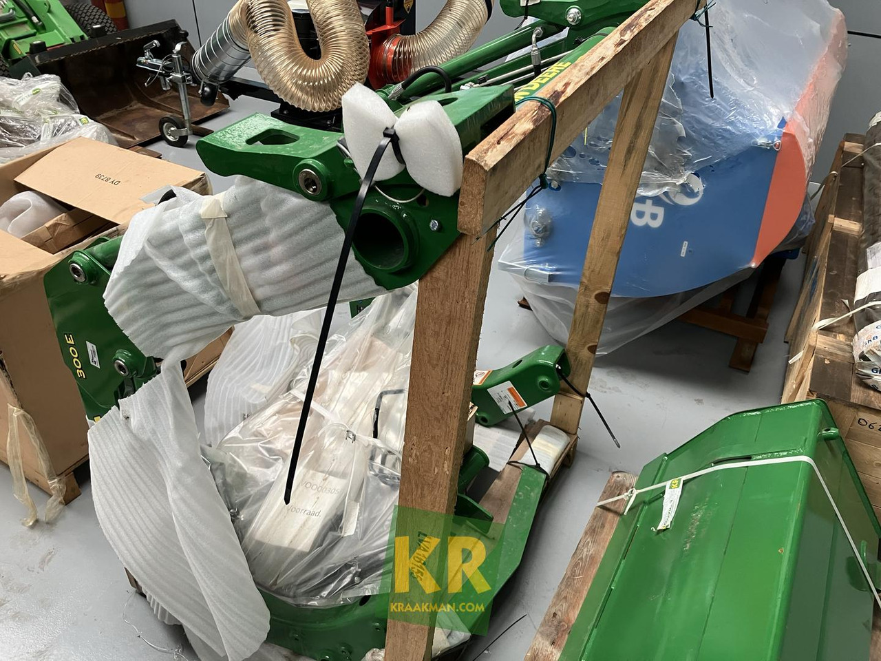 300E John Deere - Front loader for tractor: picture 2 300E John Deere - Front loader for tractor: picture 2