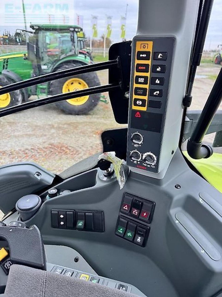 Farm tractor CLAAS axion 850: picture 16