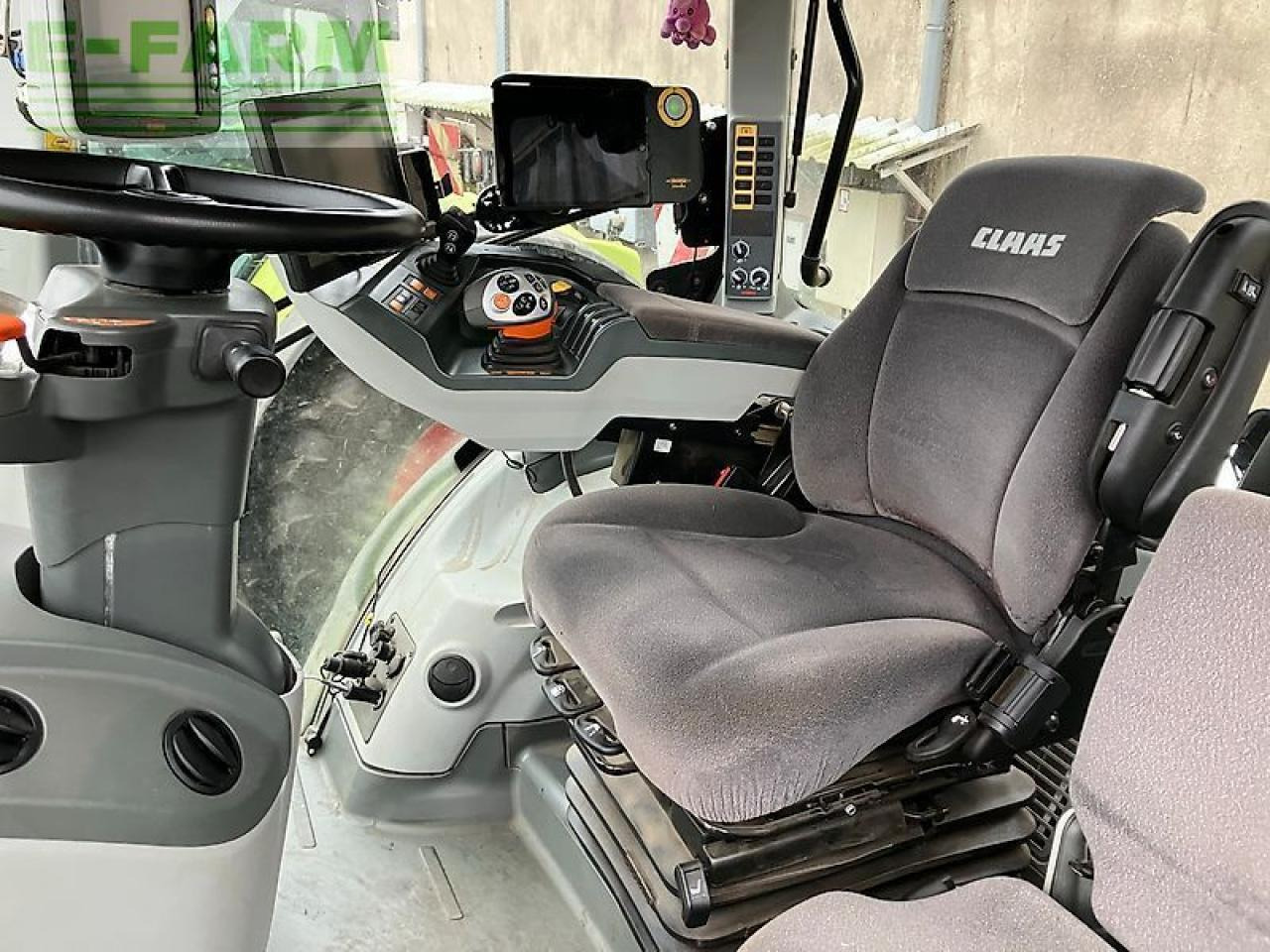 Farm tractor CLAAS axion 920: picture 15