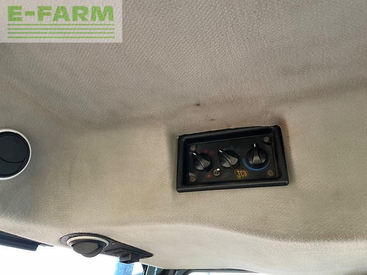 Farm tractor JCB fastrac 3200: picture 15