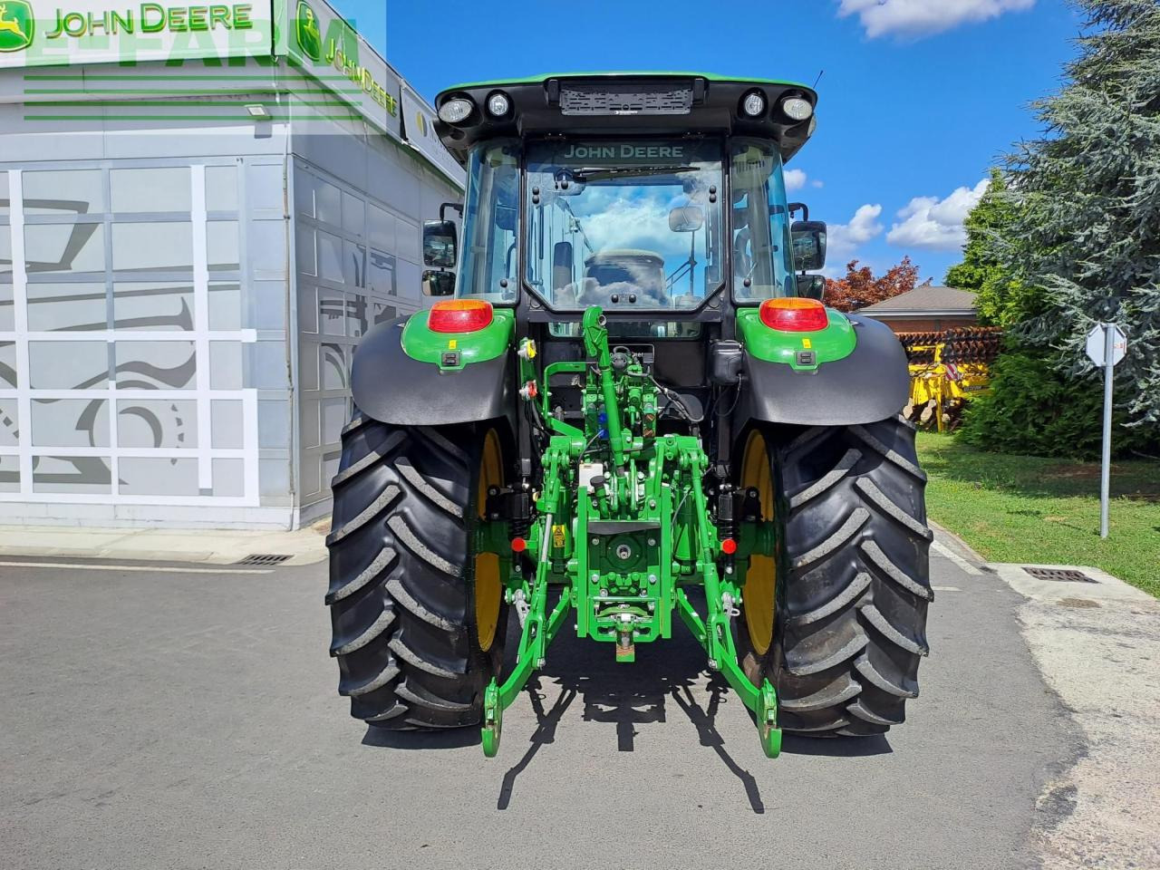 John Deere 5125R - Farm tractor: picture 3 John Deere 5125R - Farm tractor: picture 3
