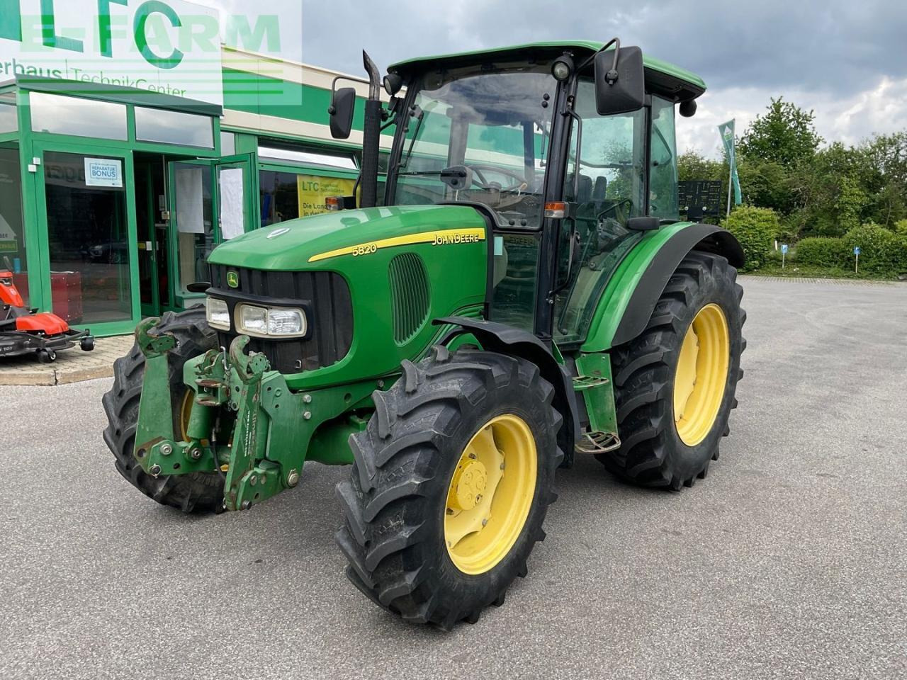 John Deere 5820 - Farm tractor: picture 1 John Deere 5820 - Farm tractor: picture 1
