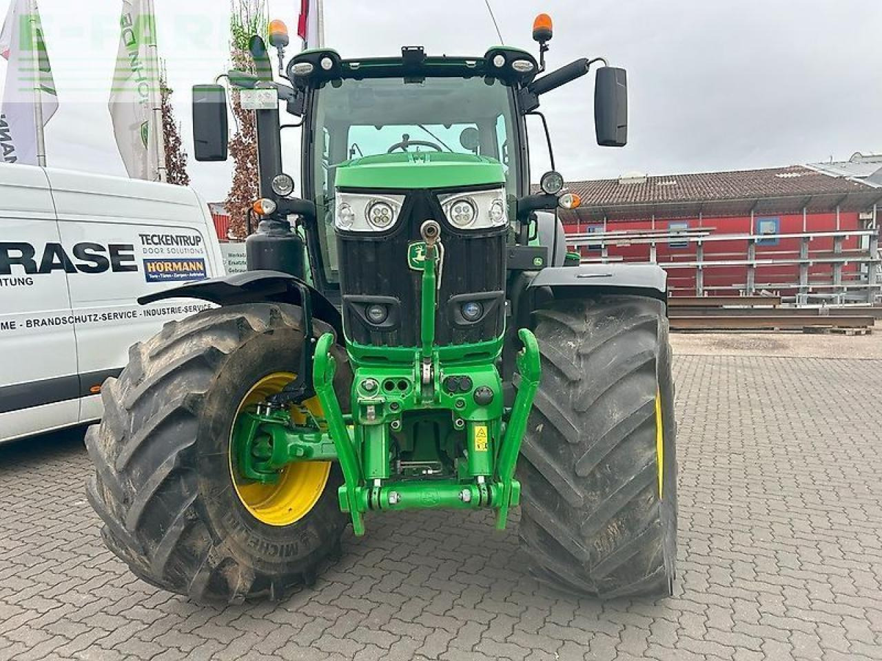 John Deere 6215r - Farm tractor: picture 2 John Deere 6215r - Farm tractor: picture 2