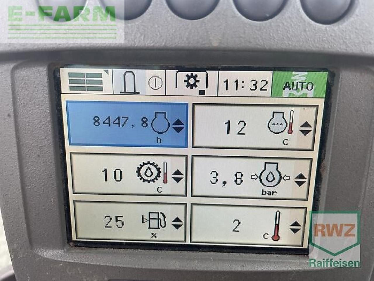 John Deere 6830 Premium - Farm tractor: picture 2 John Deere 6830 Premium - Farm tractor: picture 2