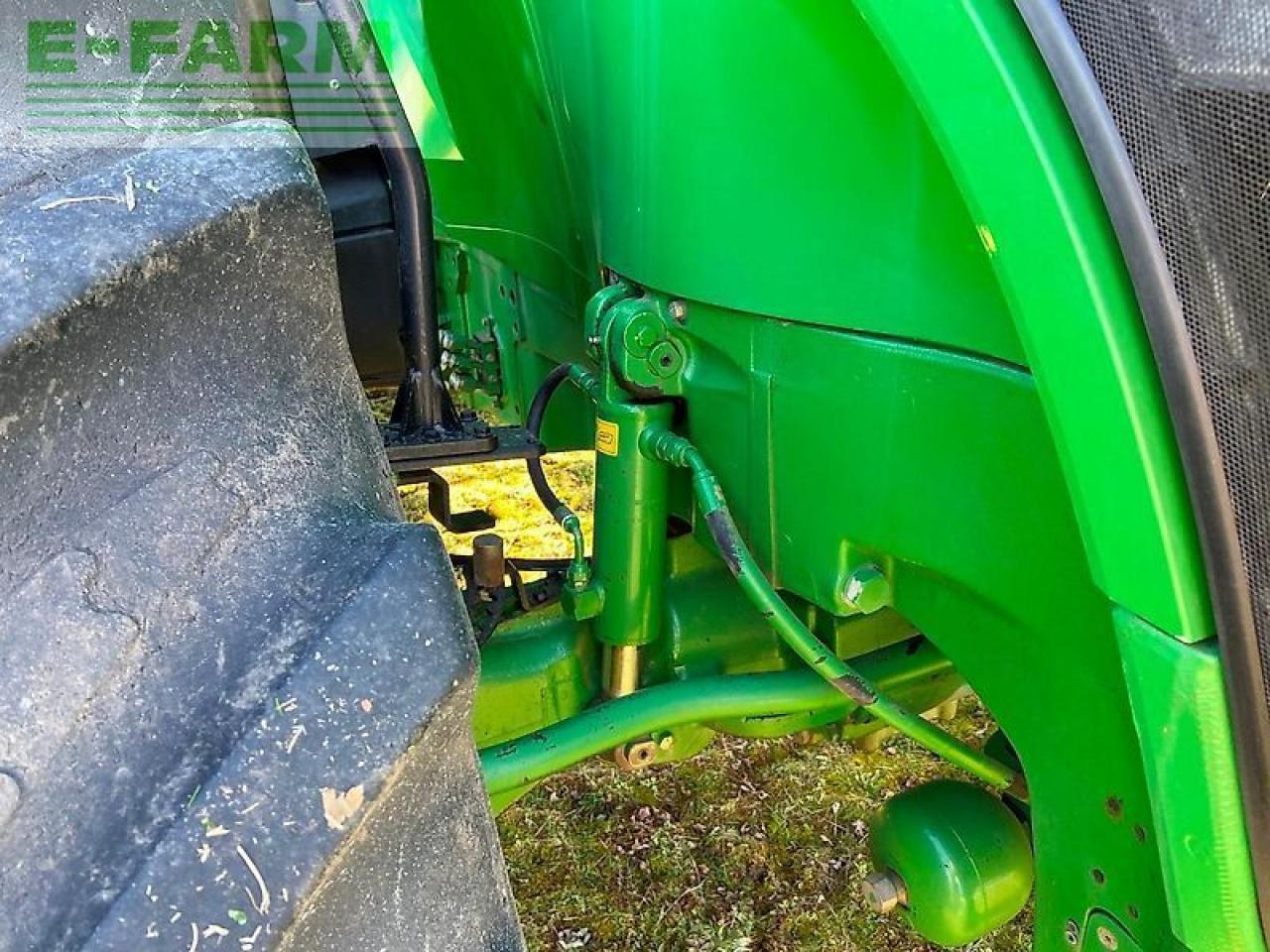 Farm tractor John Deere 7230r: picture 28