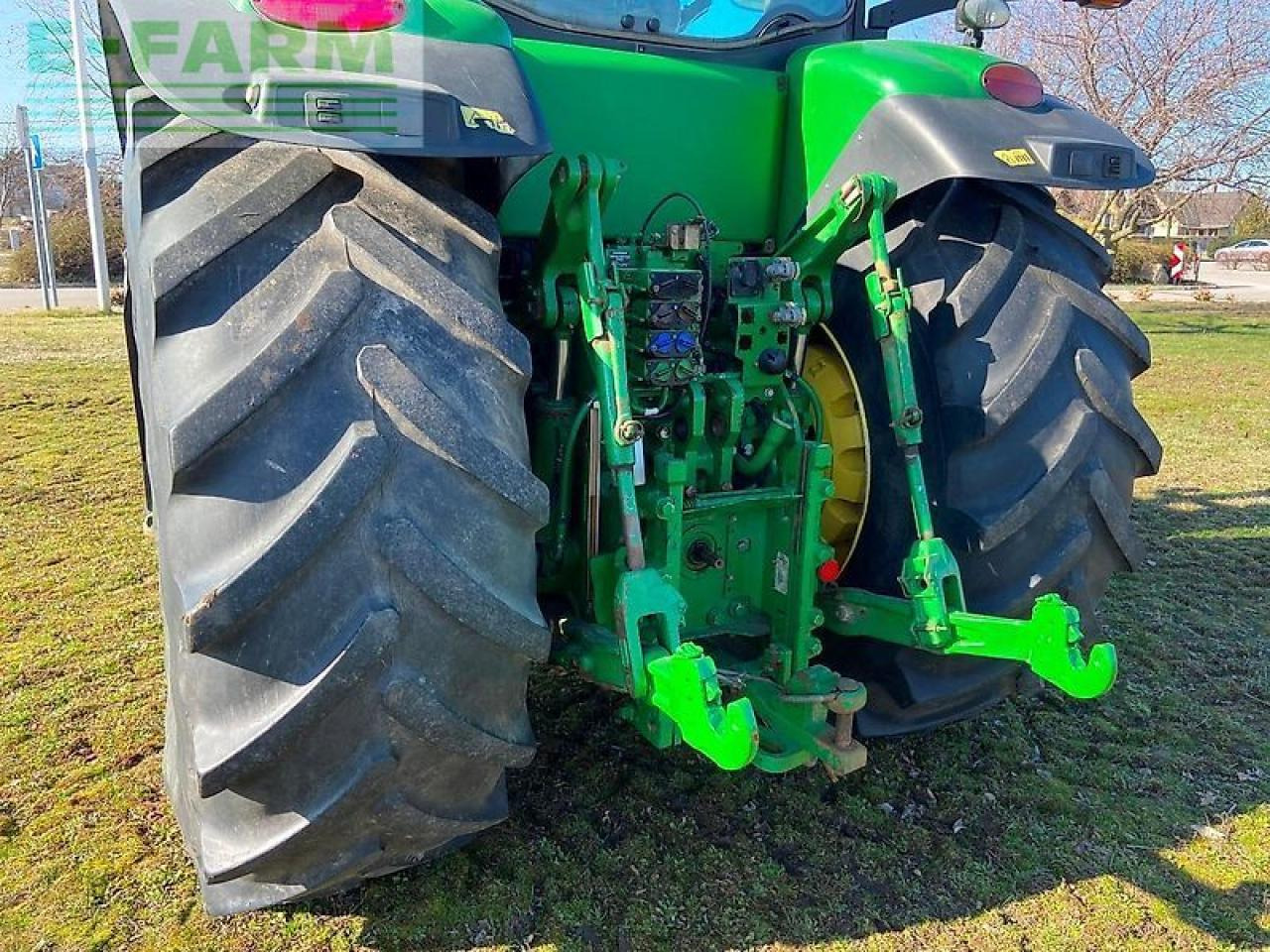 Farm tractor John Deere 7230r: picture 20