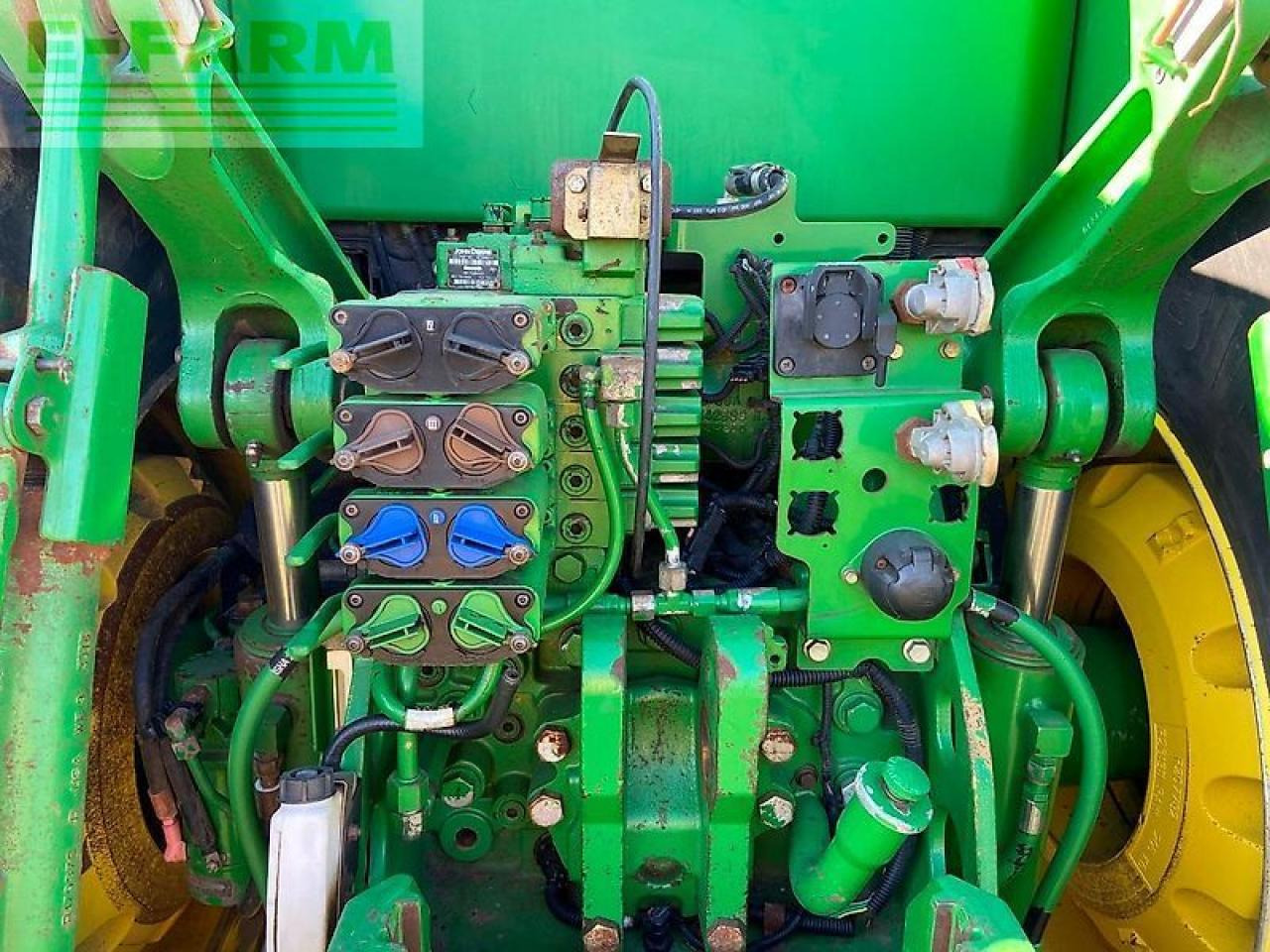 Farm tractor John Deere 7230r: picture 21