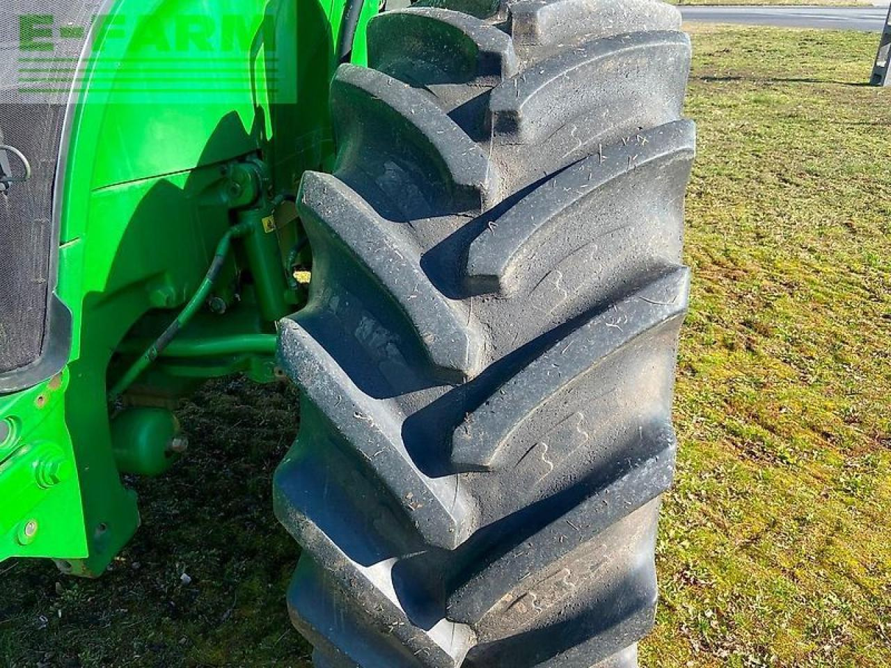 Farm tractor John Deere 7230r: picture 12