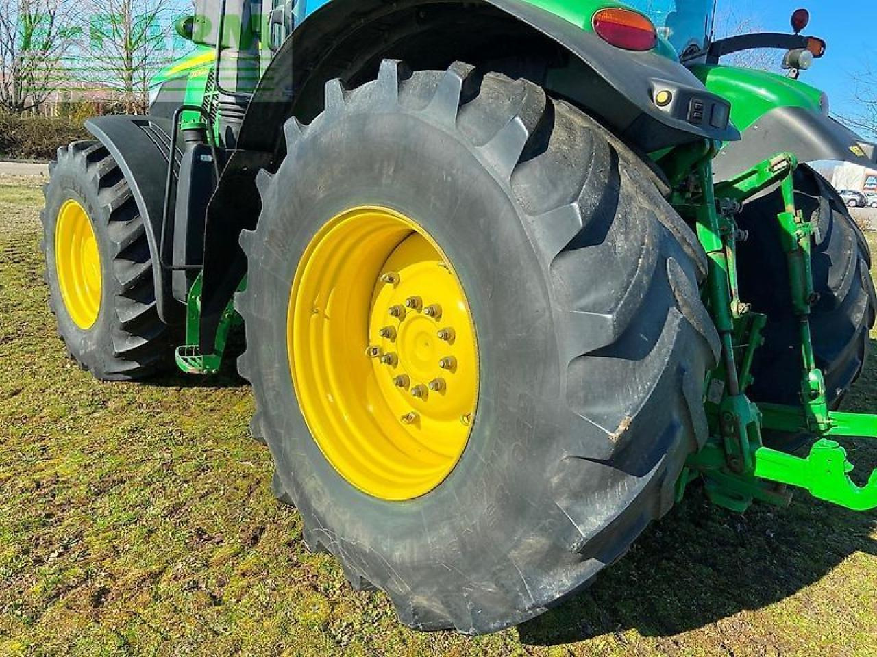 Farm tractor John Deere 7230r: picture 18