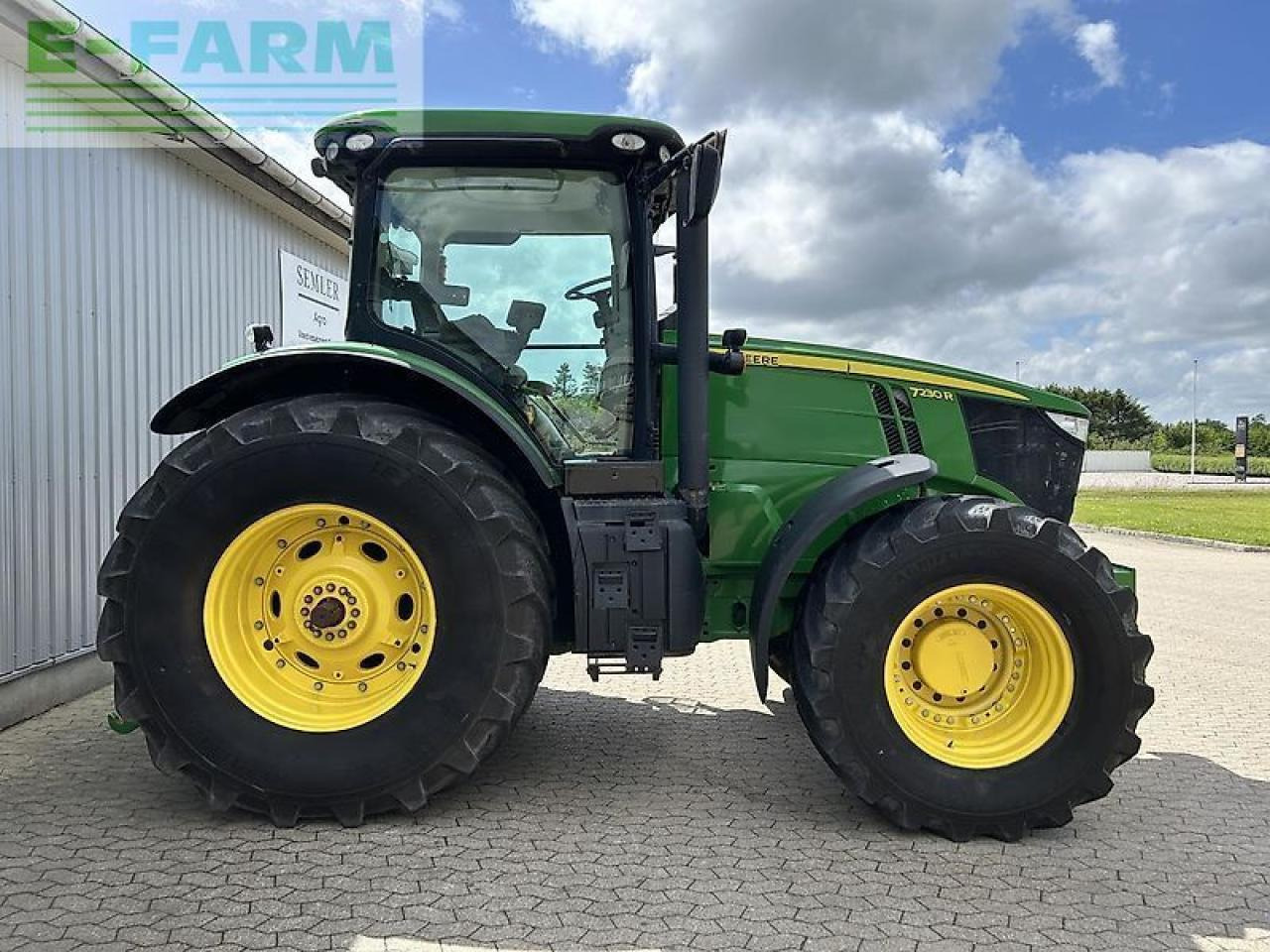 Farm tractor John Deere 7230r: picture 17