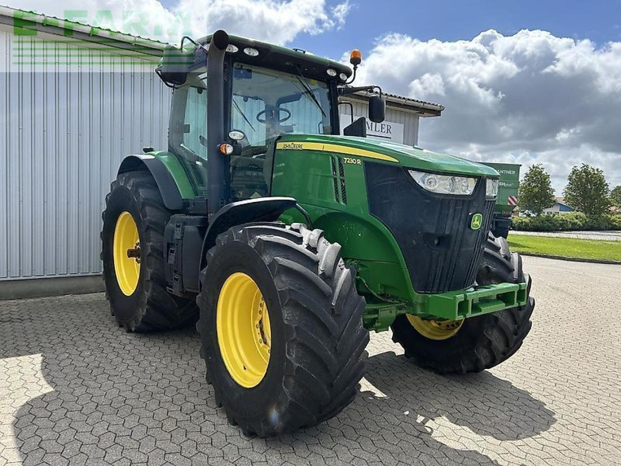Farm tractor John Deere 7230r: picture 13